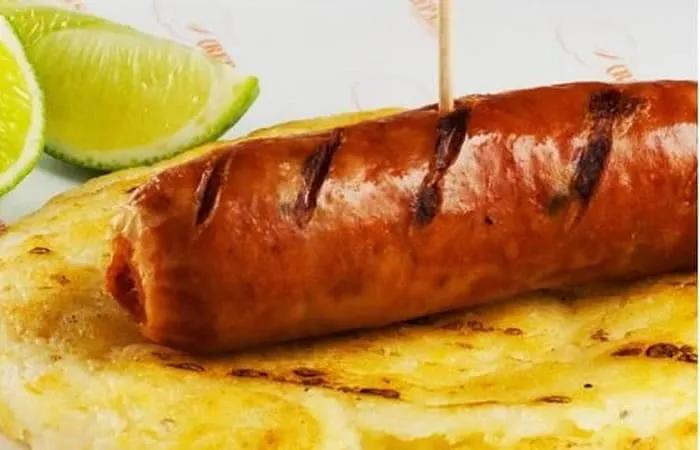 Chorizo con Arepa